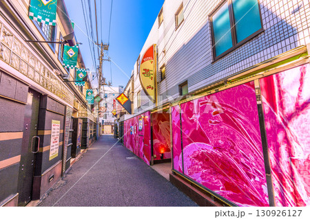 日本の東京都市景観 鶯谷駅前のホテル街などを望む 130926127