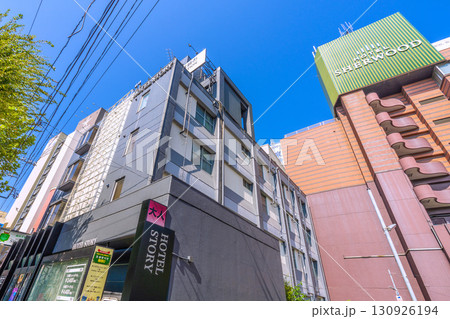 日本の東京都市景観 鶯谷駅前のホテル街などを望む 130926194