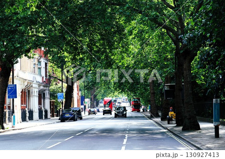 ロンドンののどかな道 130927413