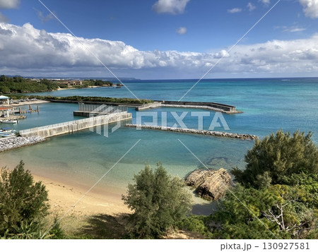 沖縄県国頭郡宜野座村にある「宜野座漁港」 130927581