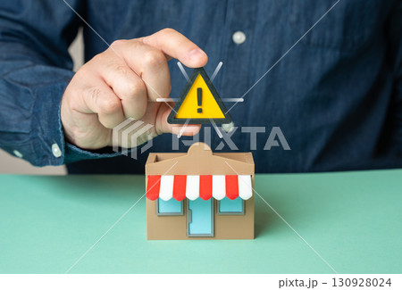 The store was given a warning. Violation of sanitary standards. Threat of closure, losses and bankruptcy. Retail risks, consumer safety, legal control, inspections, compliance and public health. 130928024