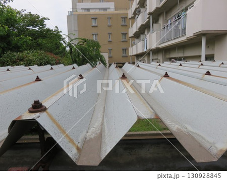 錆びれた折半屋根 130928845