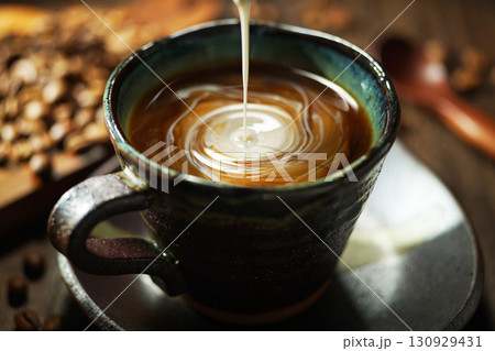 コーヒーに注がれるフレッシュクリーム コーヒーに注がれるフレッシュクリーム 130929431