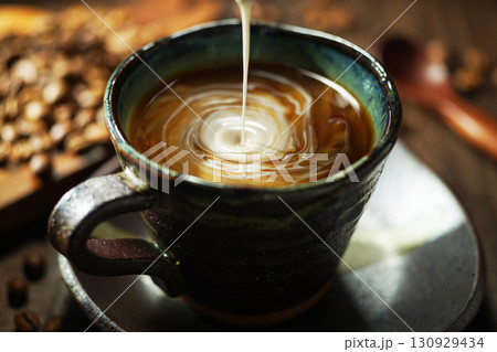 コーヒーに注がれるフレッシュクリーム コーヒーに注がれるフレッシュクリーム 130929434