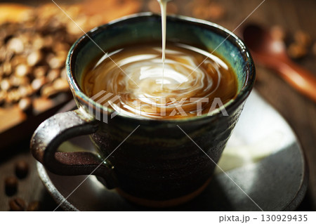 コーヒーに注がれるフレッシュクリーム コーヒーに注がれるフレッシュクリーム 130929435