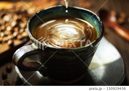 コーヒーに注がれるフレッシュクリーム コーヒーに注がれるフレッシュクリーム 130929436