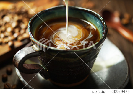 コーヒーに注がれるフレッシュクリーム 130929479