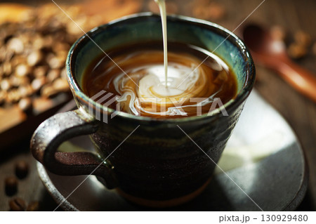 コーヒーに注がれるフレッシュクリーム 130929480