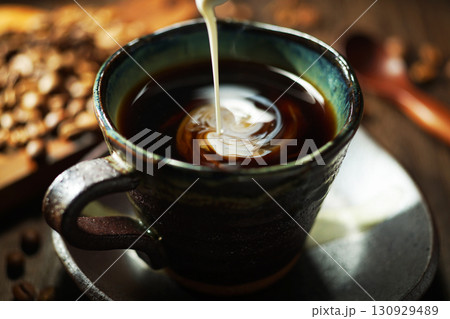コーヒーに注がれるフレッシュクリーム 130929489