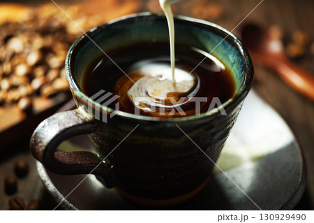 コーヒーに注がれるフレッシュクリーム 130929490