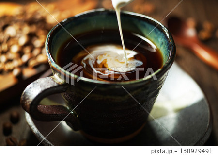 コーヒーに注がれるフレッシュクリーム 130929491