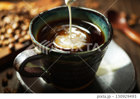 コーヒーに注がれるフレッシュクリーム 130929493