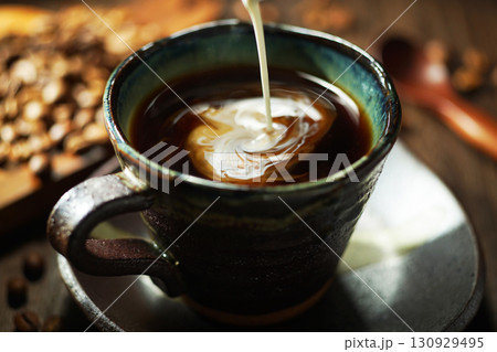 コーヒーに注がれるフレッシュクリーム 130929495