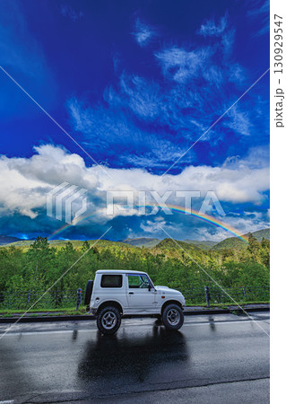 雨上がりの空に架かる虹とオフロードカー 雨上がりの空に架かる虹とオフロードカー 130929547