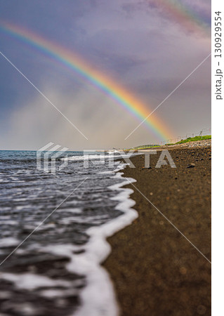 オホーツク海に架かる鮮やかな虹と荒々しい雲 130929554