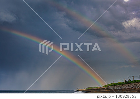 ダブルレインボーが輝くオホーツク海の海岸線 130929555
