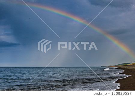 オホーツクの海と浜辺を彩る美しい虹 130929557