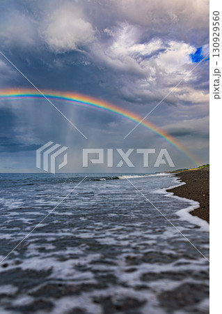 雨上がりのオホーツク海岸に現れた虹の光景 130929560