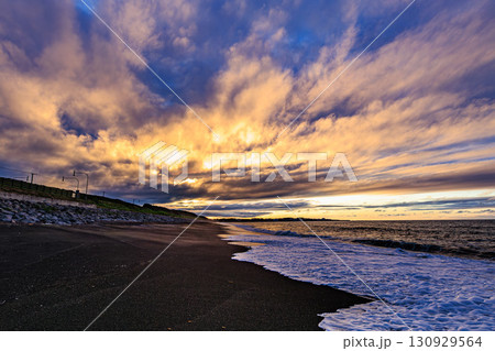 オホーツク海に広がる黄金色の夕焼け空 オホーツク海に広がる黄金色の夕焼け空 130929564