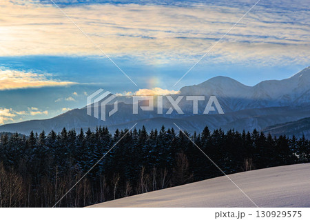冬の大雪山と彩雲の幻想的な光景 130929575