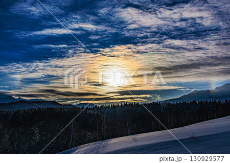 大雪山を背景に輝く幻日の光景 130929577