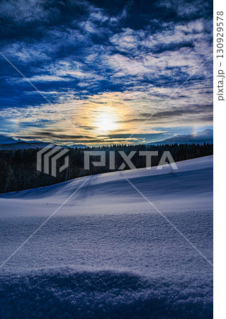 冬の北海道・大雪山に広がる幻想的な空模様 130929578