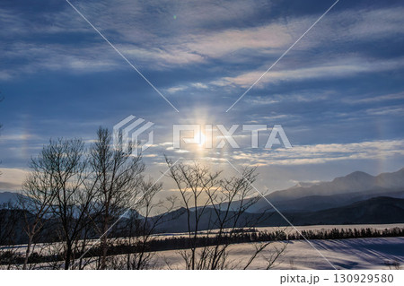 冬の大雪山に浮かぶ幻日と雪景色 130929580