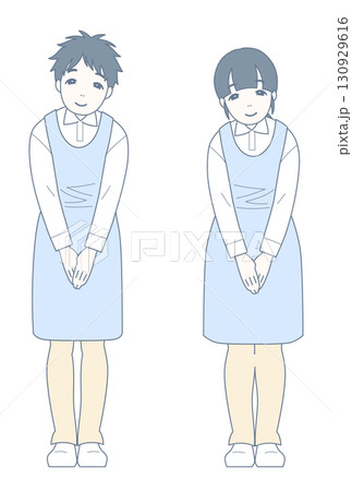 軽くお辞儀をした姿勢で微笑む介護士 130929616