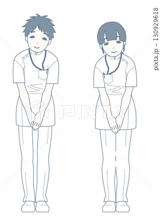 軽くお辞儀をした姿勢で微笑む看護師 軽くお辞儀をした姿勢で微笑む看護師 130929618