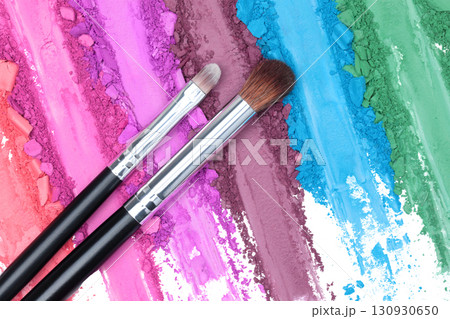 Broken and smashed color make-up eyeshadow palette, lay of brush strokes with brushes, isolated on transparent background, top view. Sample cosmetics concept Broken and smashed color make-up eyeshadow palette, lay of brush strokes with brushes, isolated on transparent background, top view. Sample cosmetics concept 130930650