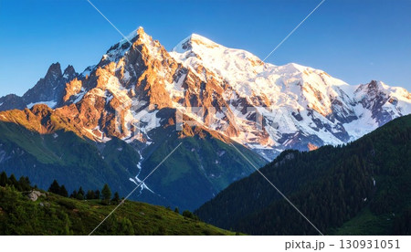 高山に輝く夕日の光と雪原が描く大自然の美しさ 130931051