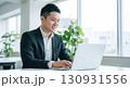オフィスでパソコン作業をするビジネスマン 130931556