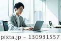 オフィスでパソコン作業をするビジネスマン 130931557