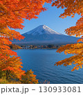 秋の紅葉に彩られた富士山と湖畔の風景 130933081