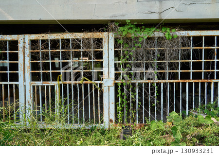 朽ち果てた住宅。空き家問題を象徴するような建物の外観。 130933231