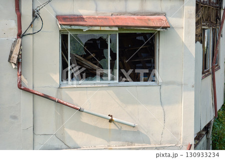 朽ち果てた住宅。空き家問題を象徴するような建物の外観。 130933234