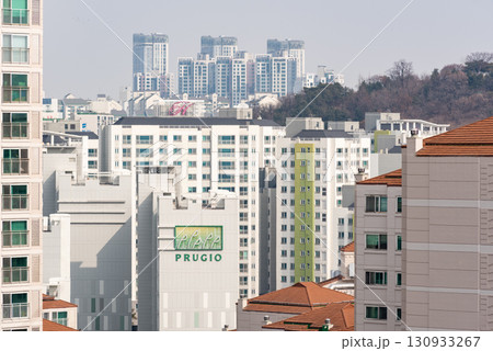 Smog pollution and yellow dust covering cityscape of Seoul, capital of South Korea 130933267