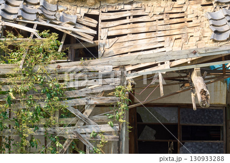 朽ち果てた住宅。空き家問題を象徴するような建物の外観。 朽ち果てた住宅。空き家問題を象徴するような建物の外観。 130933288