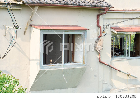 朽ち果てた住宅。空き家問題を象徴するような建物の外観。 130933289