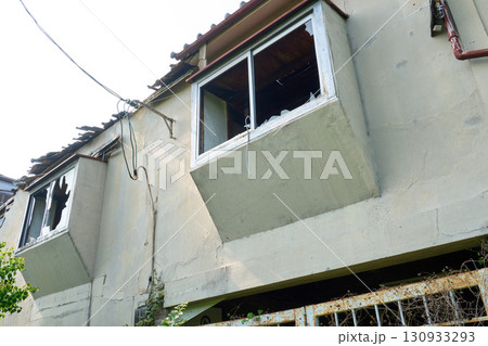 朽ち果てた住宅。空き家問題を象徴するような建物の外観。 130933293