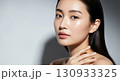 美容とスキンケアを表現する若い女性のポートレート 130933325