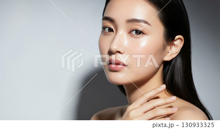 美容とスキンケアを表現する若い女性のポートレート 130933325