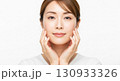 美容とスキンケアを表現する若い女性のポートレート 130933326