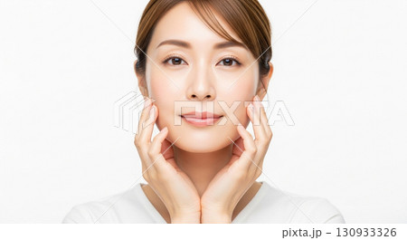美容とスキンケアを表現する若い女性のポートレート 美容とスキンケアを表現する若い女性のポートレート 130933326