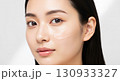 美容とスキンケアを表現する若い女性のポートレート 130933327