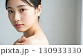 美容とスキンケアを表現する若い女性のポートレート 130933330