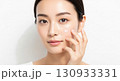 美容とスキンケアを表現する若い女性のポートレート 130933331