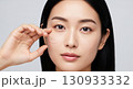 美容とスキンケアを表現する若い女性のポートレート 130933332