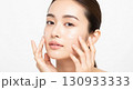 美容とスキンケアを表現する若い女性のポートレート 130933333