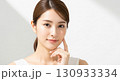 美容とスキンケアを表現する若い女性のポートレート 130933334